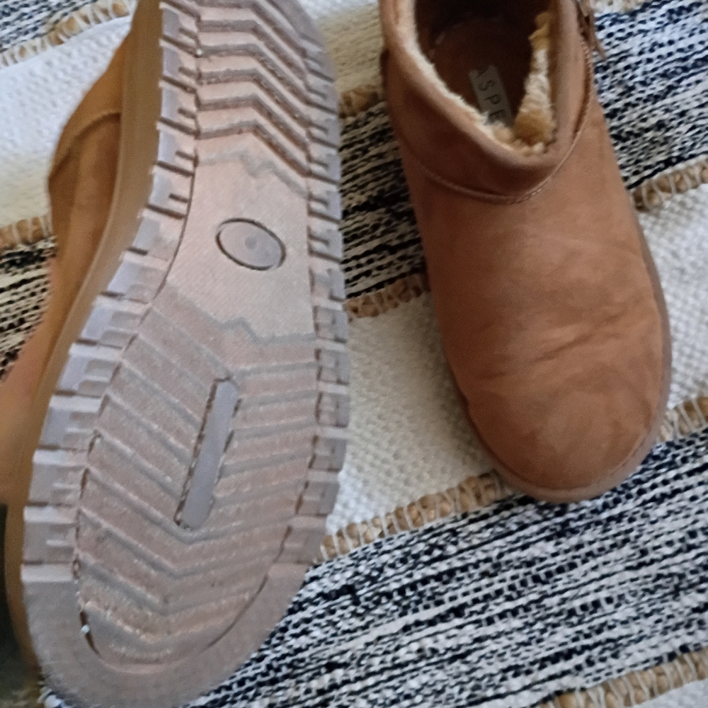 Aspen Women's Tan Ankle Boots - Picture 2 of 3